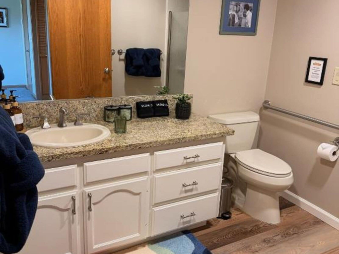 Bathroom 3, Mountain Daddies Bed & Breakfast, Madera