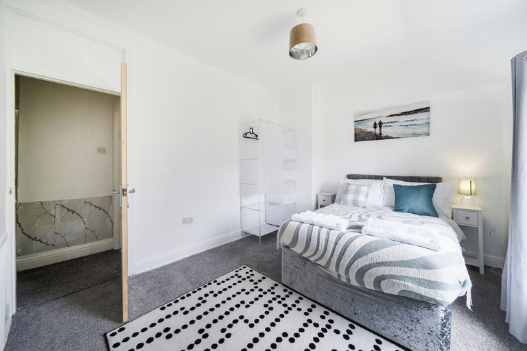 Room 3, 2 Bed House - Sleeps 4 - Garden - Parking - Wifi, Durham