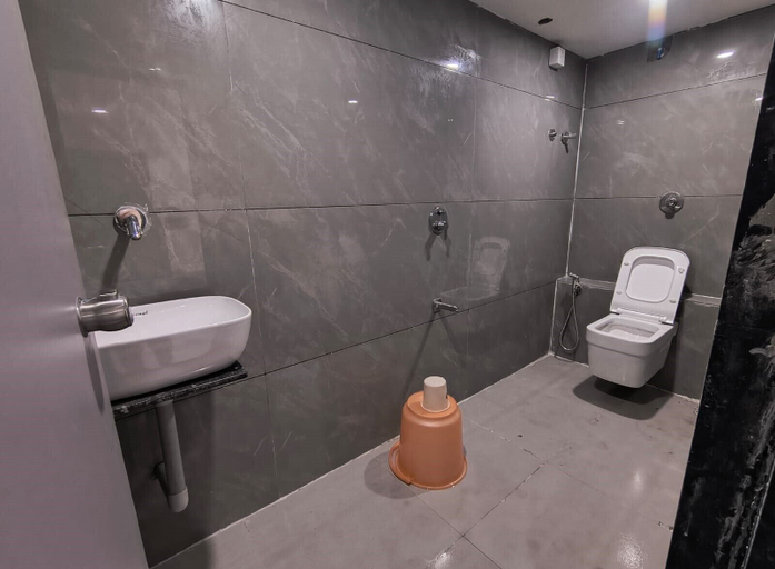 Bathroom, Hotel Satyam, Vadodara