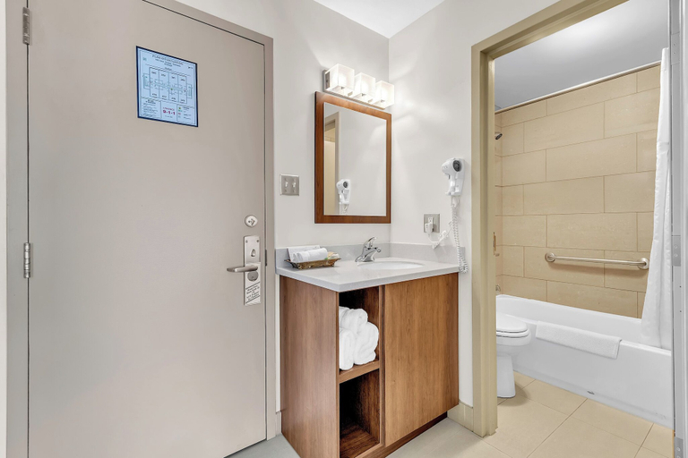 Bathroom 3, Motel Adam, Communauté-Urbaine-de-l'Outaouais