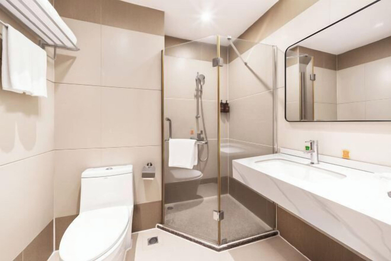 Bathroom 3, Vienna Classic Hotel ( ZhanJiang coastal park sea view gallery hotel ), Zhanjiang