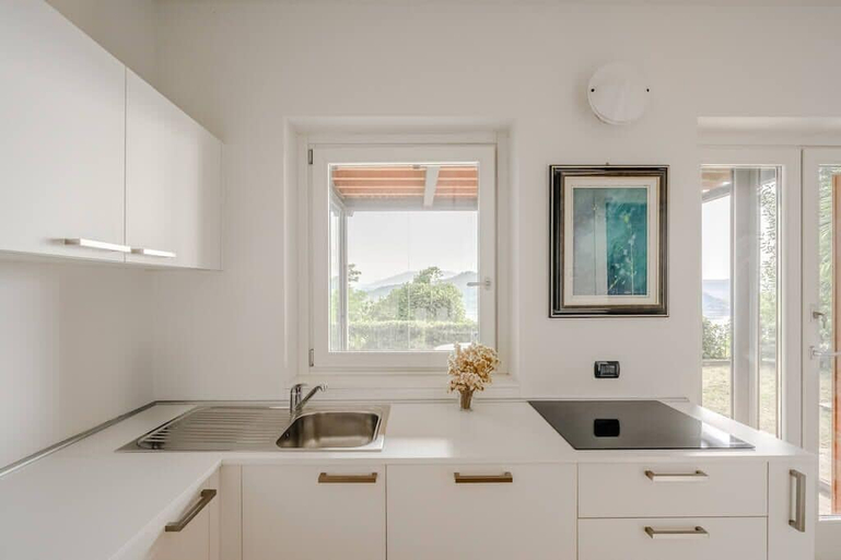 Private kitchen 2, Villa Arona 4br/2ba Sleeping up to 14 Guests, Novara