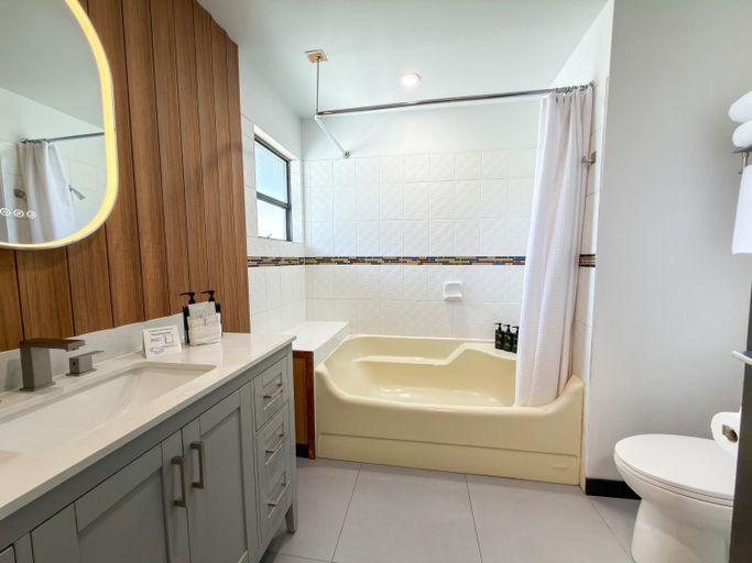Bathroom 4, Sunshine Lodge, Sunshine Coast