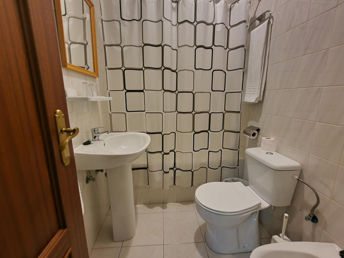 Bathroom 4, HOSTAl LUJUAN, Cáceres