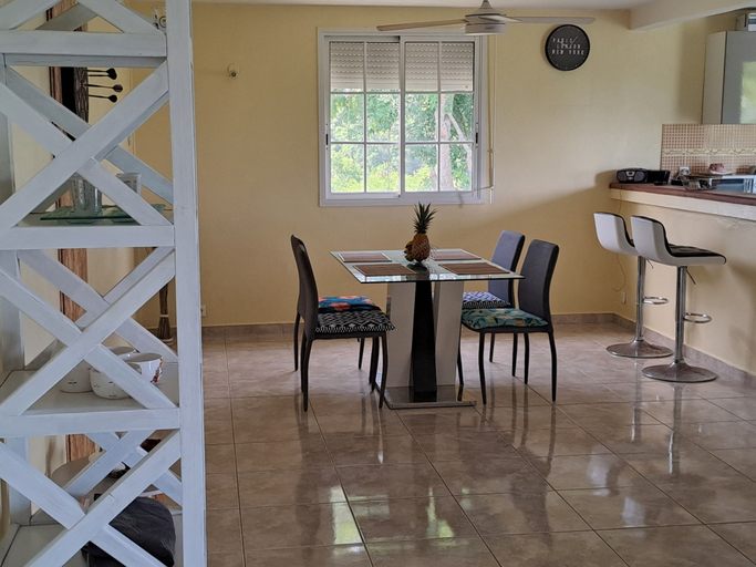 Dining, Joss location  971, Le Gosier