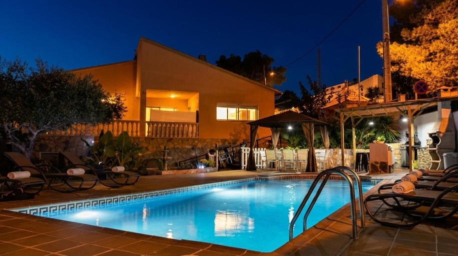 Sport & Beauty 2, Villa Lluna Sitges 15 minutes drive from Sitges Swimming pool XXL 16 people, Barcelona