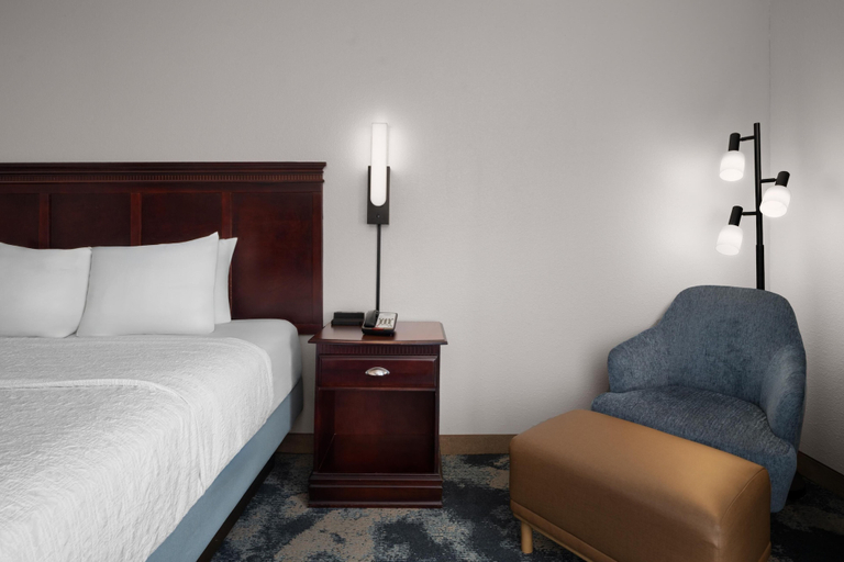 Bedroom 4, Hampton Inn Winfield/teays Valley, Putnam