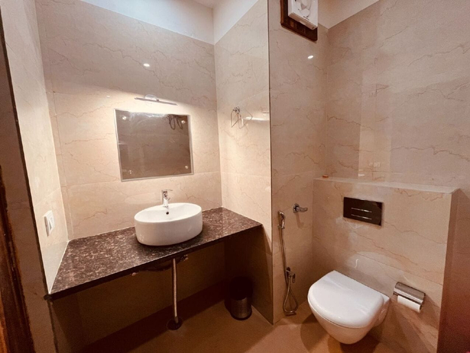Bathroom, Ganges Blossom Hotel, Dehradun