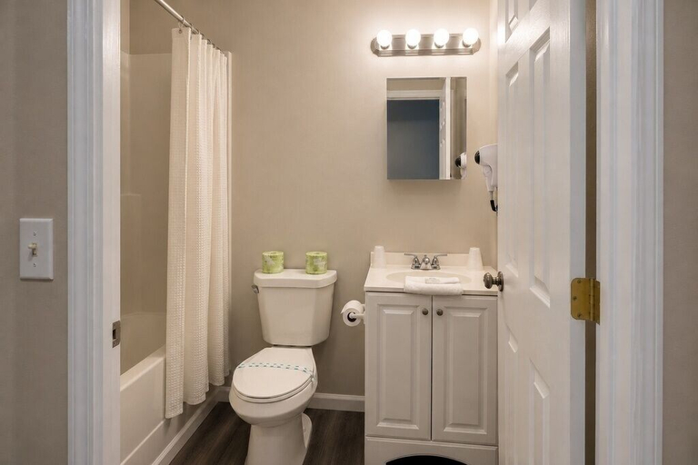 Bathroom, Sands Resort at Hampton Beach, Rockingham