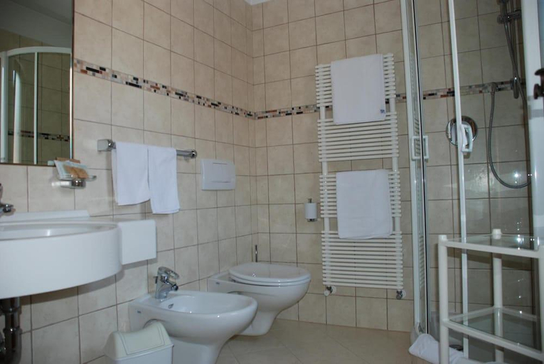 Bathroom, Hotel Flora, Bolzano