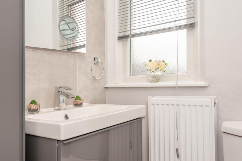 Bathroom 4, Leeds Lovely Home, 4 Beds Sleeps 9,free Parking, Leeds