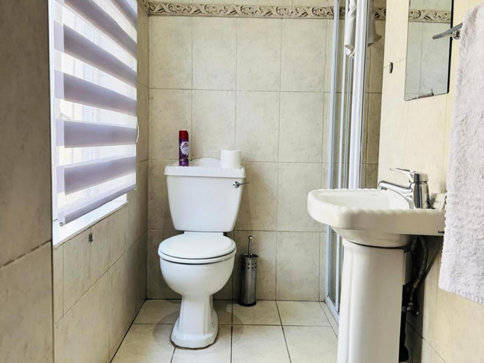 Bathroom 3, Egyptian Sands Guesthouse, Nkangala