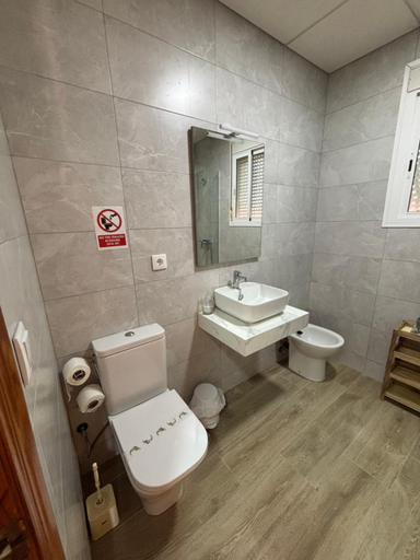 Bathroom 2, Hostal Quinto Pino, Cádiz