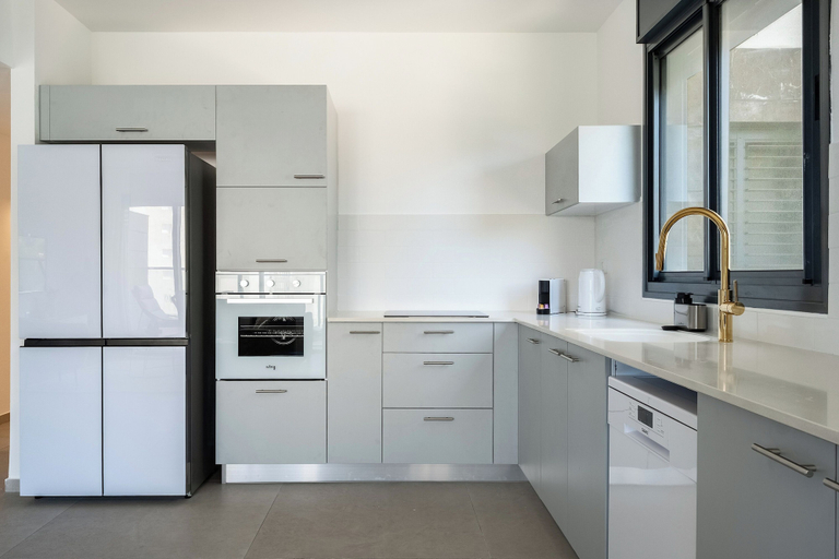 Private kitchen 2, Stylish 4BR Apt l Balcony & Mamad