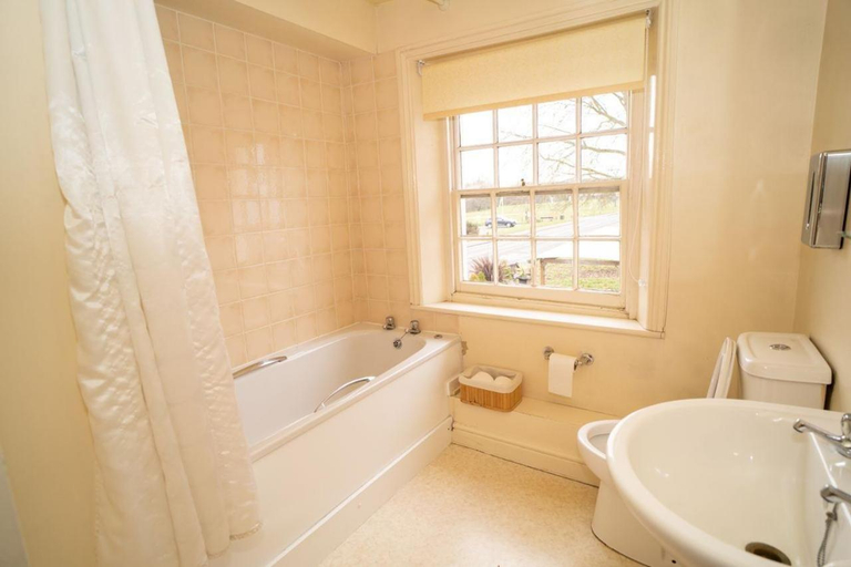 Bathroom 5, The Silver Cup, Hertfordshire