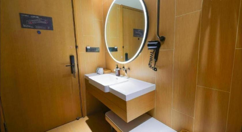 Bathroom 3, Super 8 Hotel Xian Nanshaomen, Xi'an