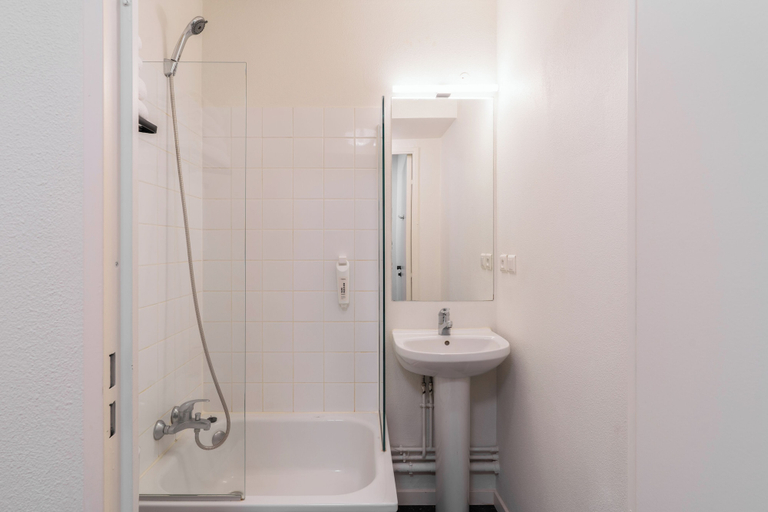 Bathroom 4, The Originals Résidence, Appart’Hôtel les Lauréades, Clermont-Ferrand, Puy-de-Dôme