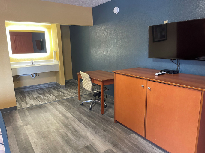 Room 3, Studio 6 Suites Hot Springs, AR, Garland