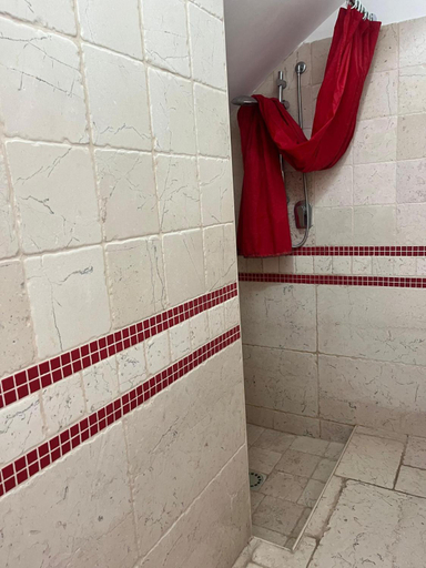 Bathroom 3, Uno', Bari