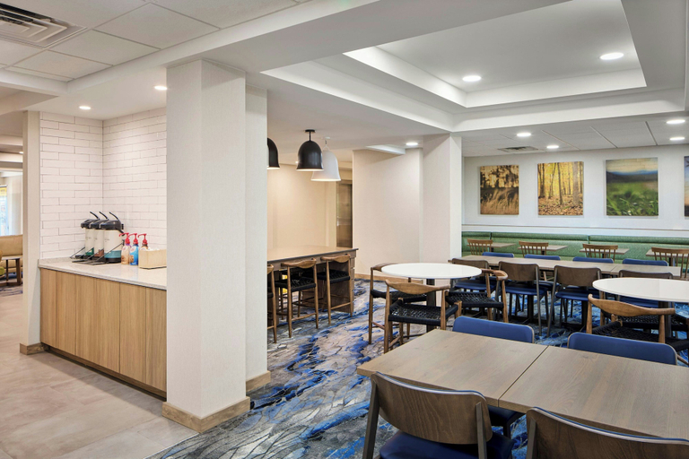 Food & Drinks 4, Fairfield Inn & Suites by Marriott Cleveland Avon, Lorain