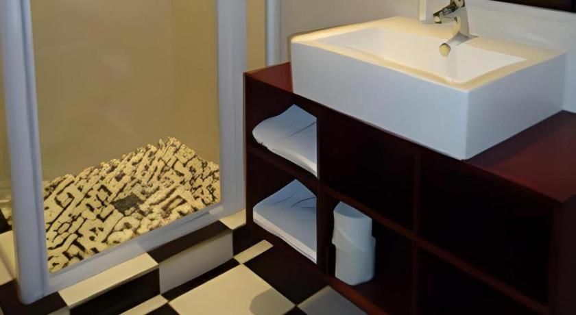 Bathroom, Island Hotel, eThekwini