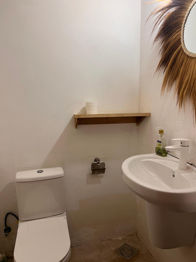 Bathroom 2, Mambo Leo Hostel, Kusini