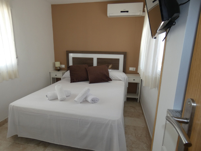 Room 5, Ca550 in Oliva With 3 Bedrooms and 2 Bathrooms, Valencia