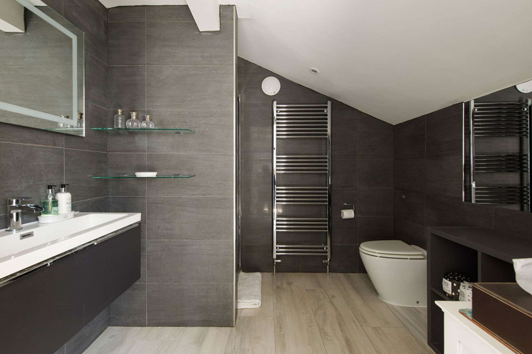 Bathroom 3, Vibrant Seafront Home With Seasonal Pool, West Sussex