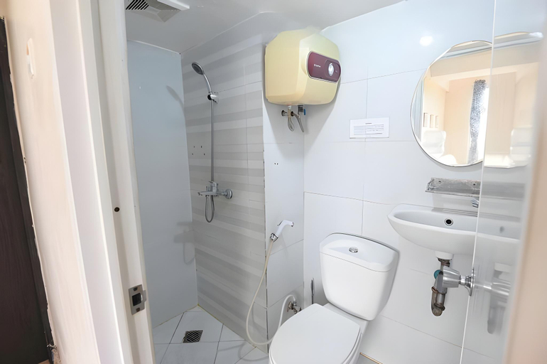 Bathroom 4, The Jarrdin Apartement By Omamirooms, Bandung