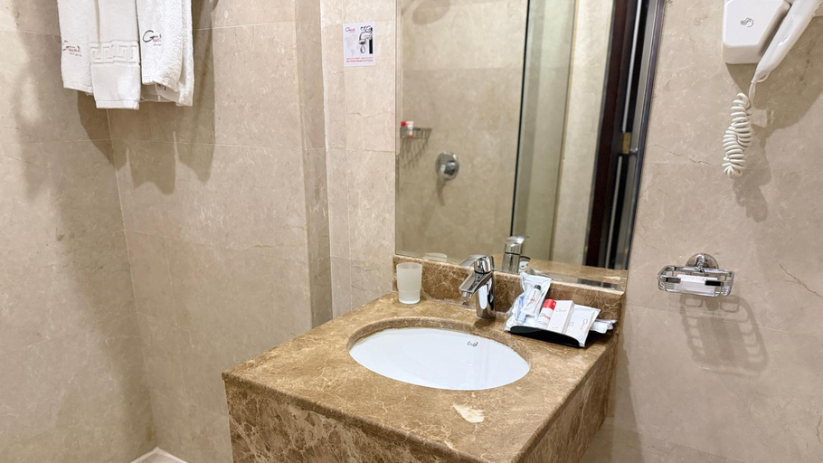 Bathroom 5, Seven Gardens Hotel, Taif