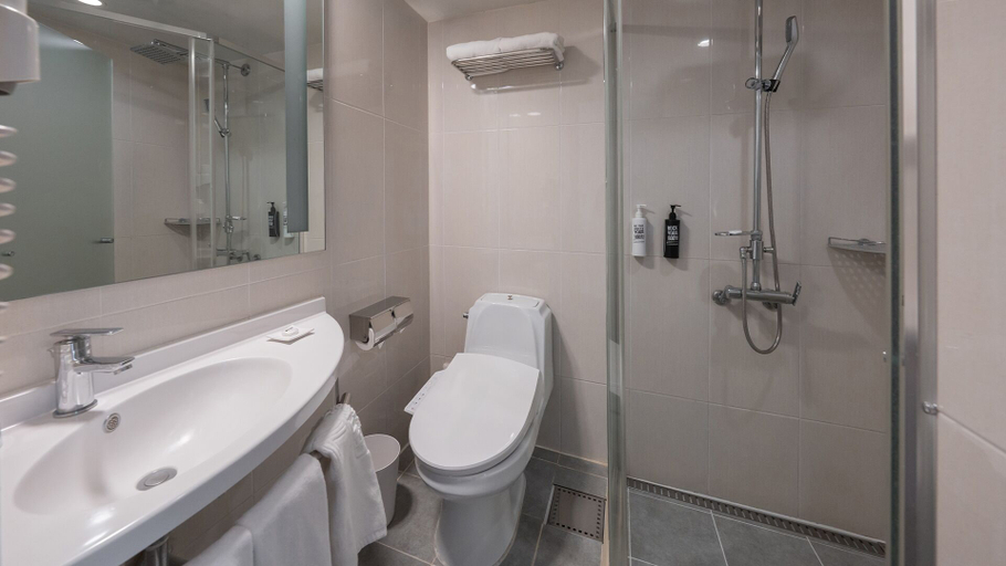 Bathroom 4, Central Seven Hotel by Kwon Busan Seomyeon, Busanjin