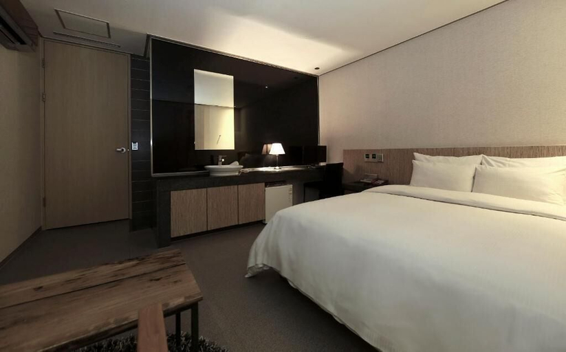 Room 2, Hillhouse Hotel, Pocheon