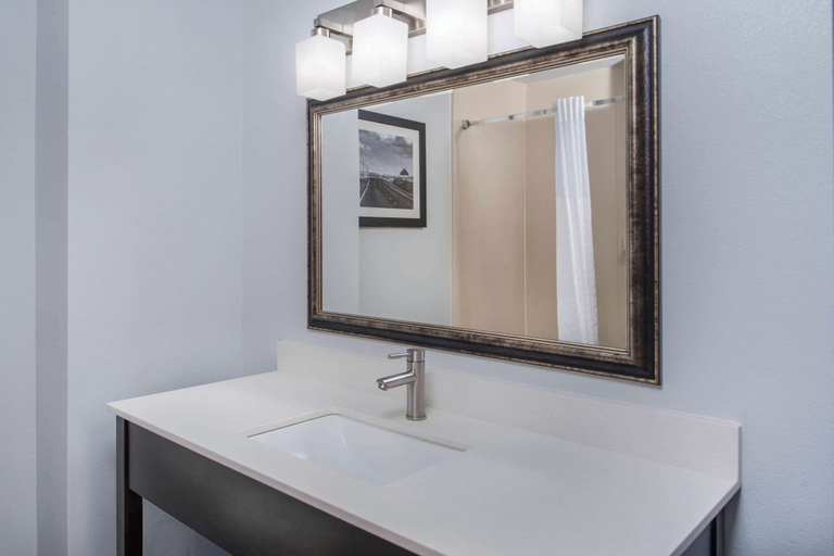 Bathroom 5, La Quinta Inn & Suites by Wyndham Moscow Pullman, Latah