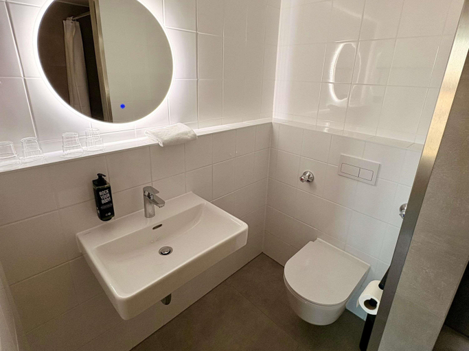 Bathroom 5, ibis Nuernberg Altstadt, Nürnberg