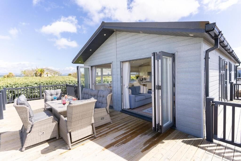 Terrace/patio 3, Gimblet Rock Holiday Park, Gwynedd