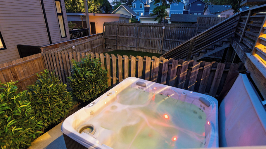 Interior 3, The Mod Buchanan by Avantstay Hot Tub + Rooftop Putting Mat + Game Room, Davidson