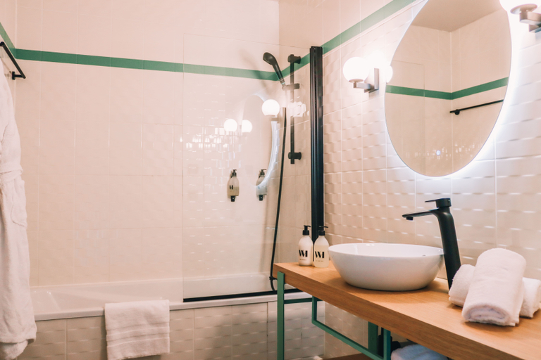 Bathroom 5, Best of Both, Ain