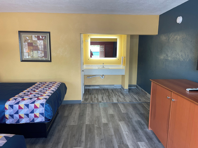 Room 5, Studio 6 Suites Hot Springs, AR, Garland