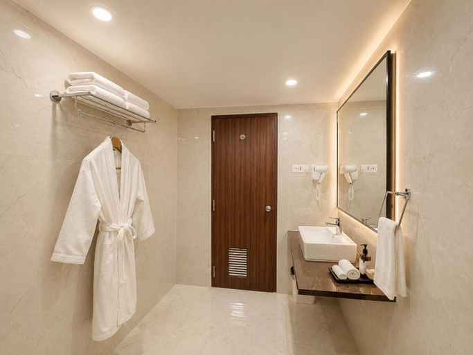 Bathroom 5, Hotel Prabhu Pada Puri - Beach Front Hotel With Swimming Pool And Restaurant - SPA- Banquet - Parkin, Puri