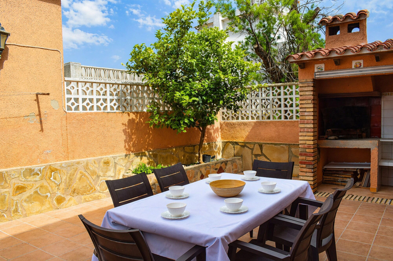 Room 4, Ca550 in Oliva With 3 Bedrooms and 2 Bathrooms, Valencia