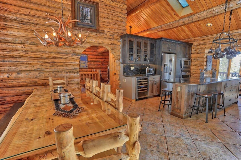 Food & Drinks 5, Black Bear Lodge Holiday Home 4, Summit