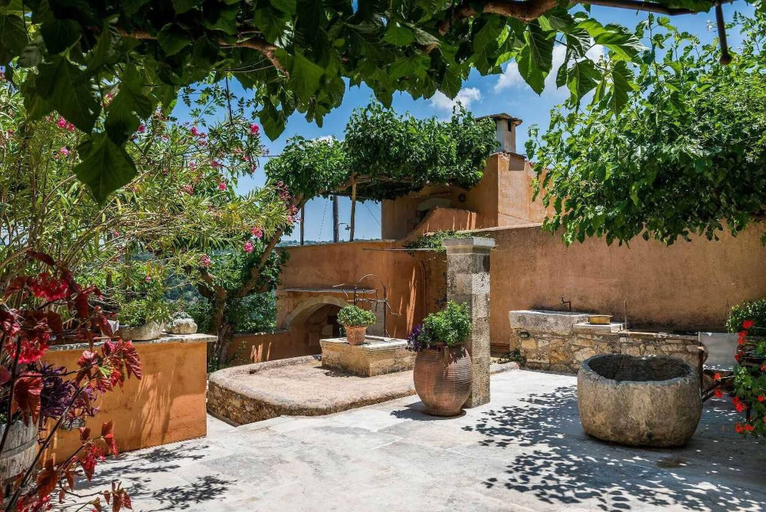 Terrace/patio 4, Kamares a Restaured Venetian Domain Retreat, Crete