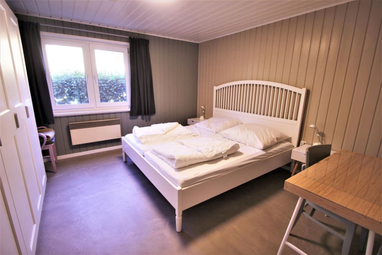 Room 4, Modernly Furnished Double Bungalow With Terrace in the Mirow Holiday Park, Mecklenburgische Seenplatte
