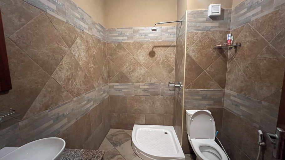 Bathroom 3, Lush Garden Hotel, Arusha