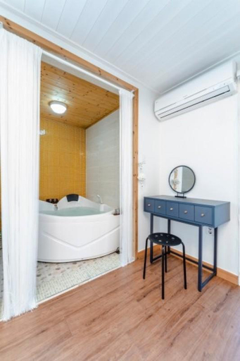 Bathroom 2, Gyeongju Secret Pension, Gyeongju