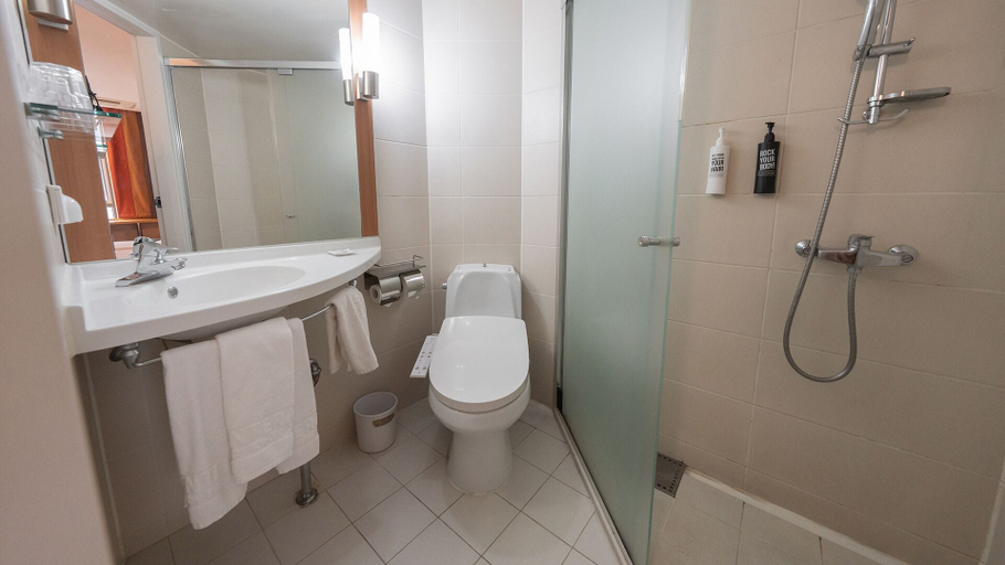 Bathroom 4, Central Seven Hotel by Kwon Busan Seomyeon, Busanjin