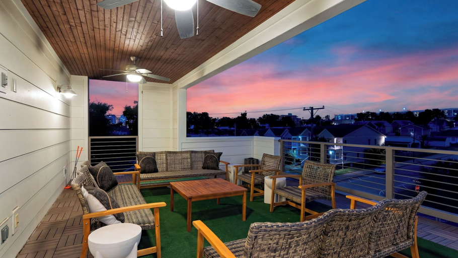 Interior 2, The Mod Buchanan by Avantstay Hot Tub + Rooftop Putting Mat + Game Room, Davidson