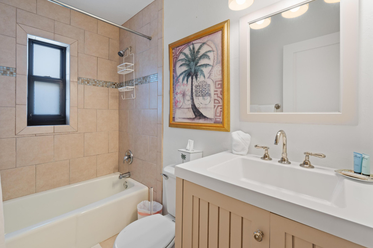 Bathroom 3, Island Winds 1003, Lee