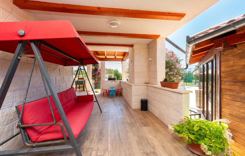 Others 4, Villa Frenky, Vir