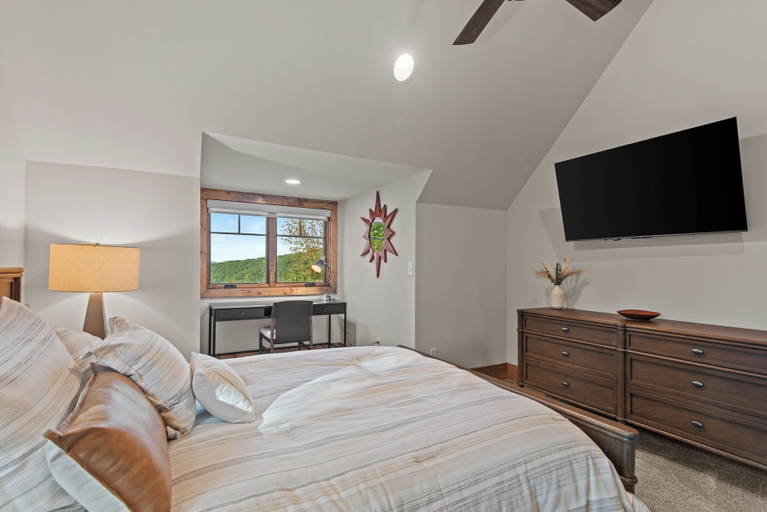 Interior 5, Bull & Bear at Eagles Nest, Avery